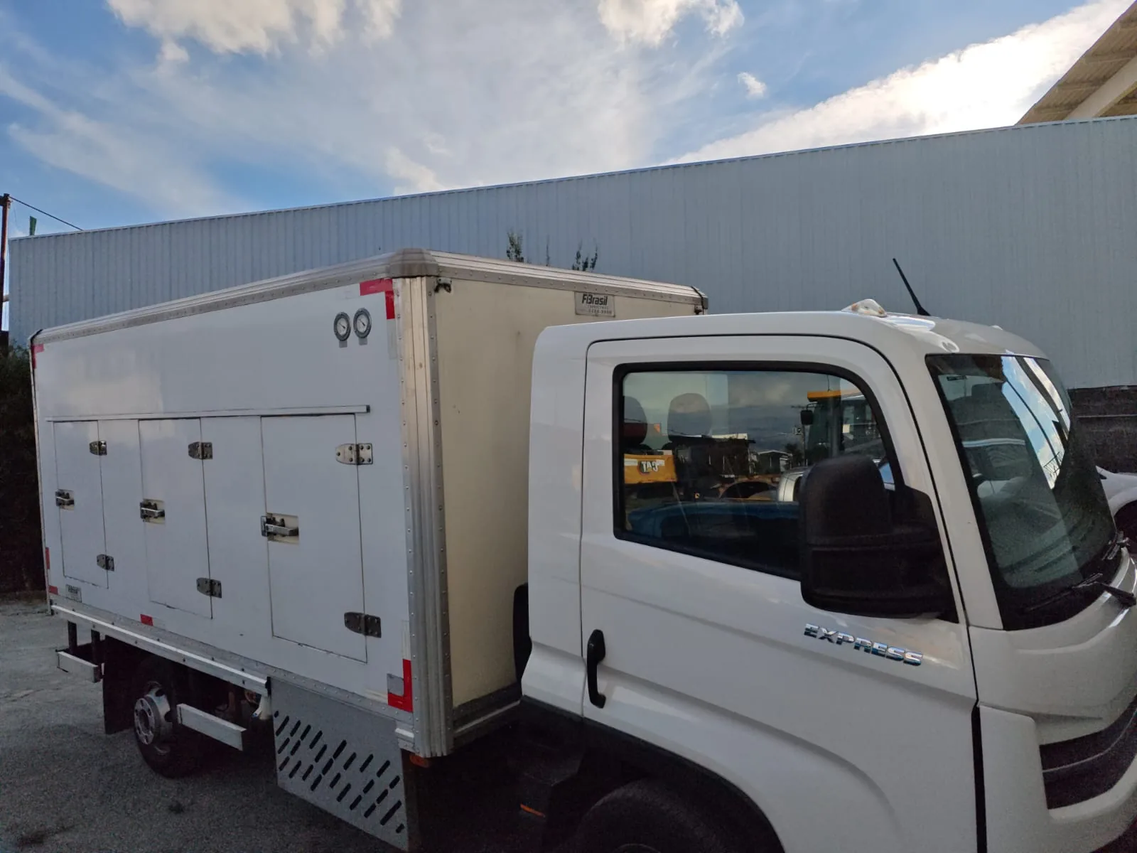 Caminhão refrigerado em atendimento
